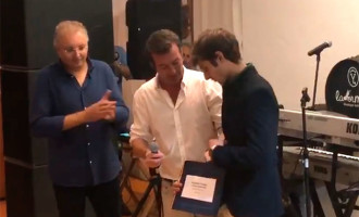 Entrega de la partitura del pasodoble Caireles al novillero Jaime González Écija (video)