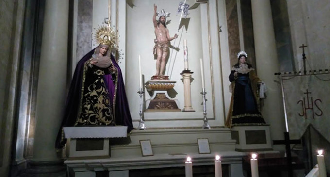 La Hermandad del Resucitado de Écija celebró la misa por los hermanos difuntos y por Antonio J. Dubé de Luque autor de su Titular, la Virgen de la Alegría