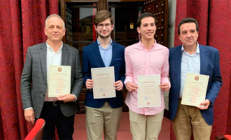 La Universidad de Sevilla entrega los premios de reconocimiento a la excelencia a dos alumnos pertenecientes al I.E.S. San Fulgencio y al I.E.S. Nicolás Copérnicode de Écija