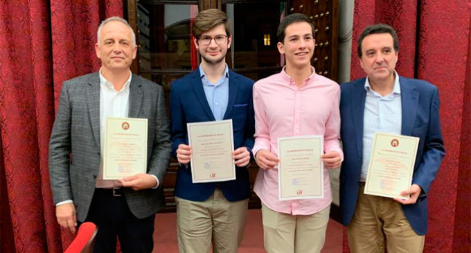 La Universidad de Sevilla entrega los premios de reconocimiento a la excelencia a dos alumnos pertenecientes al I.E.S. San Fulgencio y al I.E.S. Nicolás Copérnicode de Écija
