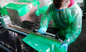 La empresa de Écija Plasgen fabrica batas de forma desinteresada para los hospitales de Osuna, Córdoba y Écija