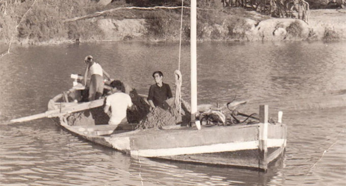 BARCAS ARENERAS EN EL RÍO GENIL por Juan Méndez Varo