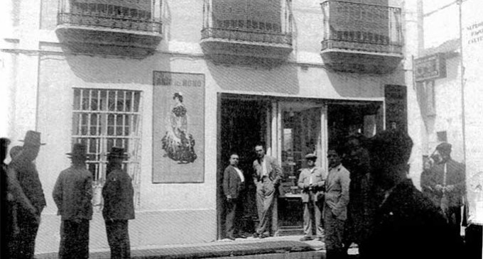 COMERCIOS ANTIGUOS ECIJANOS. CALLE MAS Y PRAT por Juan Méndez Varo