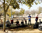 La Coordinación Medioambiental Astigitana (COMA) realizan labores de limpieza en zonas verdes de Écija
