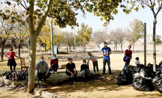 La Coordinación Medioambiental Astigitana (COMA) realizan labores de limpieza en zonas verdes de Écija