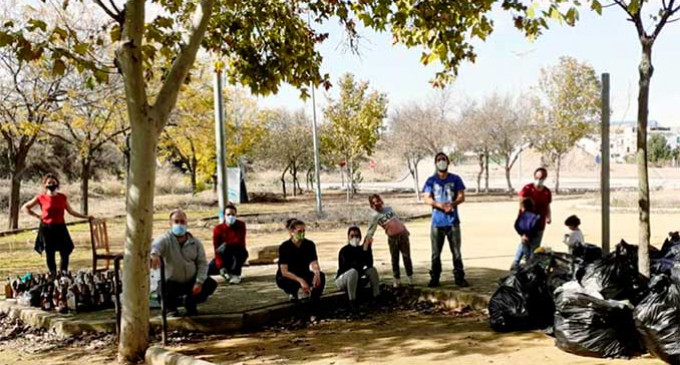 La Coordinación Medioambiental Astigitana (COMA) realizan labores de limpieza en zonas verdes de Écija