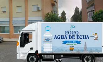 INOCENTADA 2020: Agua Campiña reparte hoy en Écija 20.200 garrafas de agua del grifo especialmente embotellada para compensar a los ciudadanos los gastos ocasionados por el benceno (diseño etiqueta por Cacu)