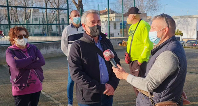 El portavoz municipal de IU Eligio García, realiza una visita institucional a la Barriada de la Paz de Écija