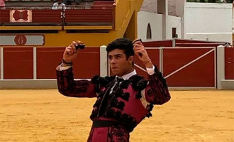 El novillero Esteban Molina de Écija, triunfa en Ubrique cortando dos orejas