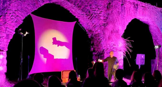 El artista José Diego Ramírez de Écija, con su Teatro de Sombras, clausura el Castro Festival de Alfondeguilla de la Plana Baixa