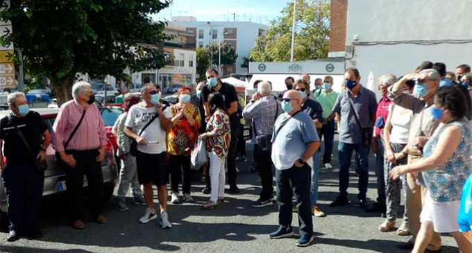 Decenas de personas se concentraron en el Centro de Salud Virgen del Valle para exigir una sanidad pública de calidad para Écija
