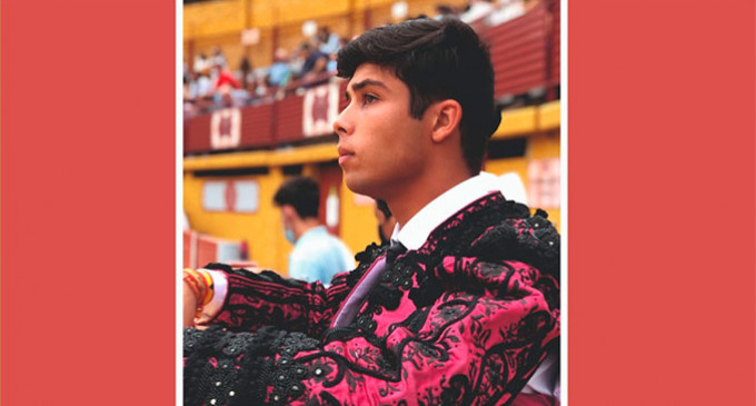 El novillero de Écija Esteban Molina torea en la Plaza de Toros de Andújar el Día de la Hispanidad