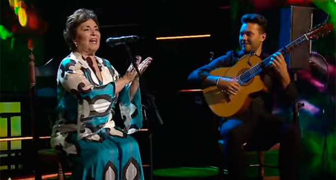 La cantaora de Écija, Teresa León, emociona al jurado de Tierra de Talento de Canal Sur y pasa a la siguiente fase (vídeo)