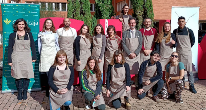 El ecijano Ramón J. Freire Santa Cruz, profesor de la Facultad de Bellas Artes de Cuenca, coordina un proyecto innovador que utiliza el pigmento del mosto para crear arte