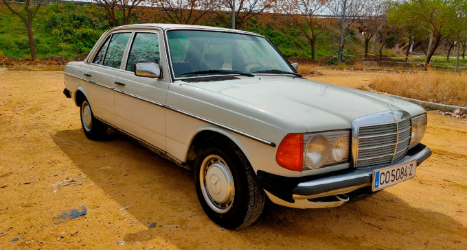 SE HA VENDIDO EN ÉCIJA UN MERCEDES 300 D DEL AÑO 1980 – VEHÍCULO QUE APARECE EN UN VIDEOCLIP MUSICAL Y TIENE RAÍCES TAURINAS