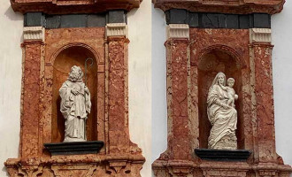 Dos esculturas realizadas por Amadeo Rojas han sido colocadas en las hornacinas de las fachadas de la Iglesia de la Victoria de Écija