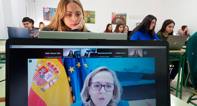 Alumnas de Bachillerato de las Escuelas Profesionales SA.FA. de Écija han entrevistado a la Ministra de Economía, Nadia Calviño (Tweet de la ministra)